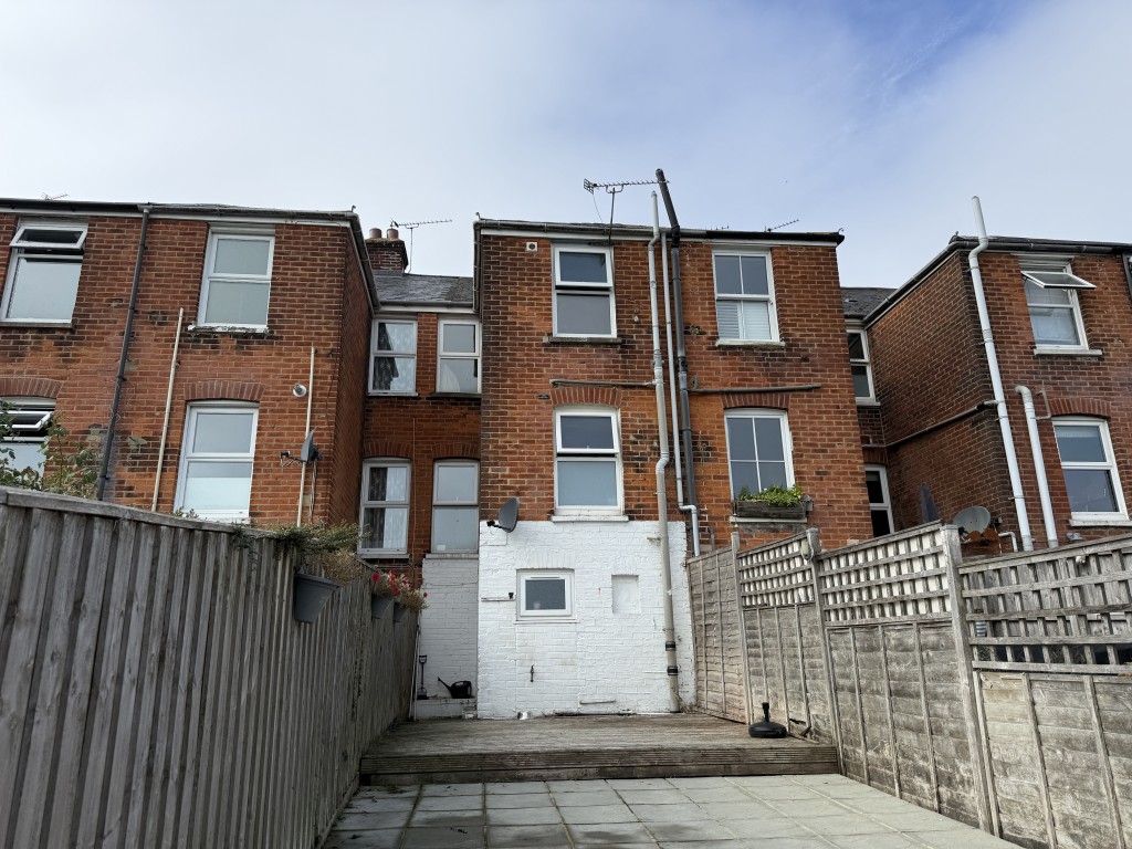 Lot: 110 - TERRACED HOUSE FOR INVESTMENT - Rear elevation